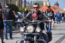 MotoSerce 2018. Motocykliści mali i duzi pojawili się na Rynku Kościuszki. Maszyny podziwiane były przez tłumy białostoczan