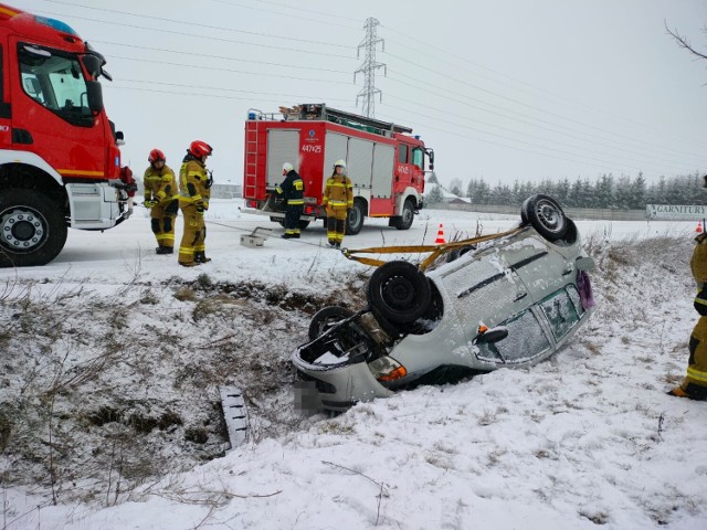 Na obwodnicy Grodziska Wielkopolskiego samochód osobowy wypadł z drogi i dachował.