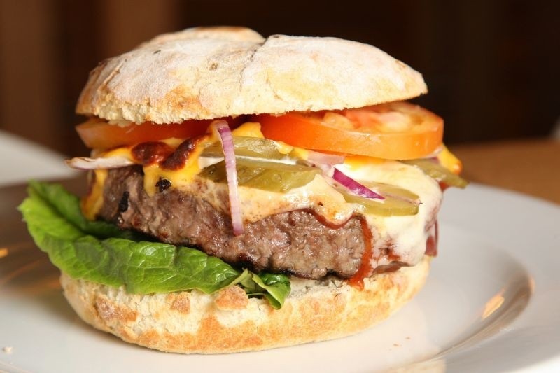 Klasyczny burger z restauracji John Burg w Galerii Echo  w...
