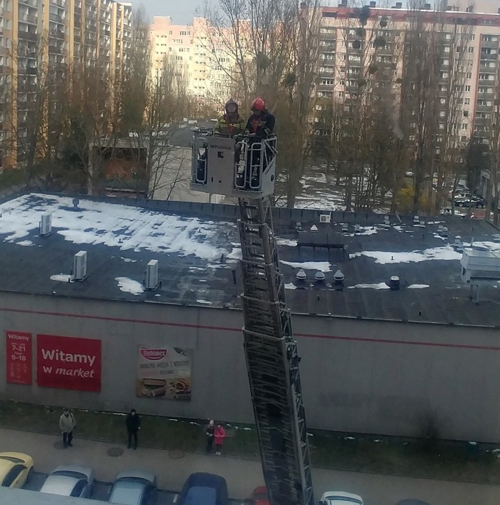 Akcja ratunkowa na al. Rydza-Śmigłego. Strażacy wchodzili do mieszkania przez okno...