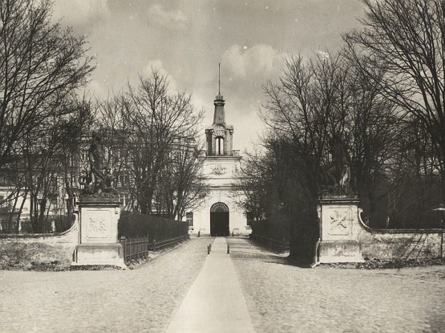 Pałacowy dziedziniec z bramą i zegarem w 1914 roku.