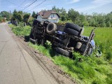 Wypadek pod Krakowem. Pojazd ciężarowy wypadł z drogi i przewrócił się na bok