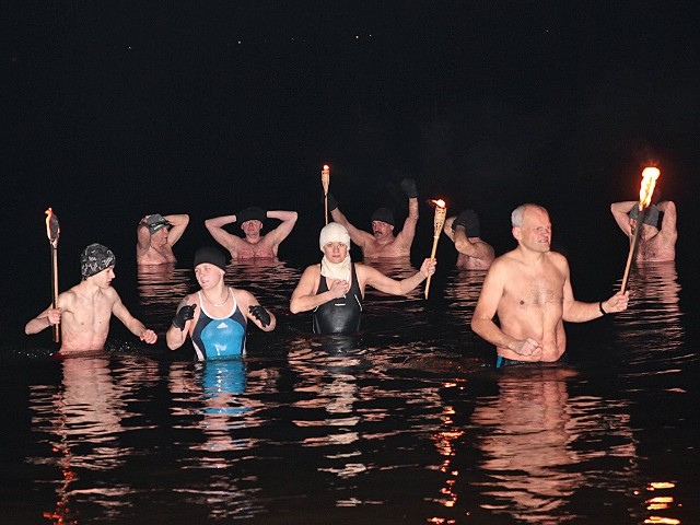 Nocna kąpiel grudziądzkich morsów w Rudniku