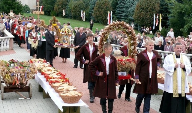 Przyniesiono 14 wieńców dożynkowych.