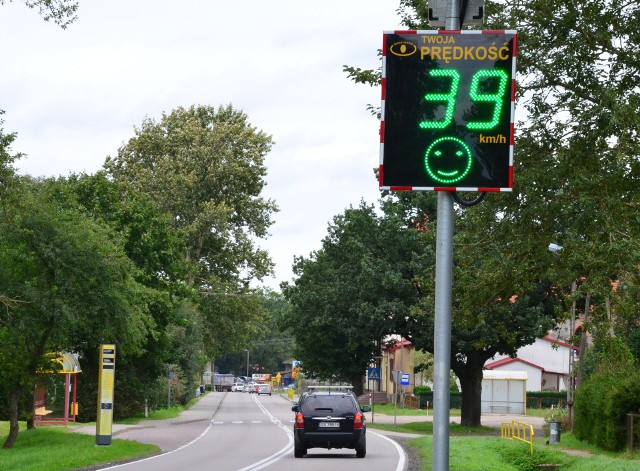 Straż Gminna w Kobylnicy zainstalowała specjalną tablicą LED w Kwakowie. 