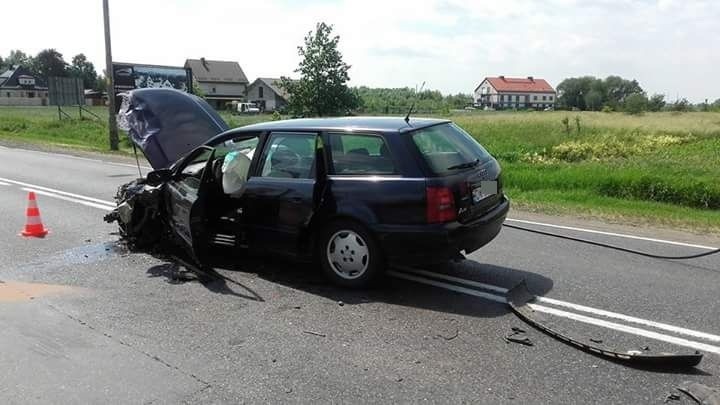 Wypadek w Siechnicach. Czołowe zderzenie audi z fordem [ZDJĘCIA]