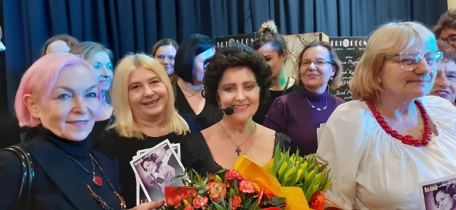 Piosenki i opowieści o życiu Edith Piaf w wykonaniu zespołu Triodeon usłyszały uczestniczki niedzielnego koncertu w Chobrzanach z okazji Dnia Kobiet, na który zaprosił Witold Surowiec, wójt gminy Samborzec.