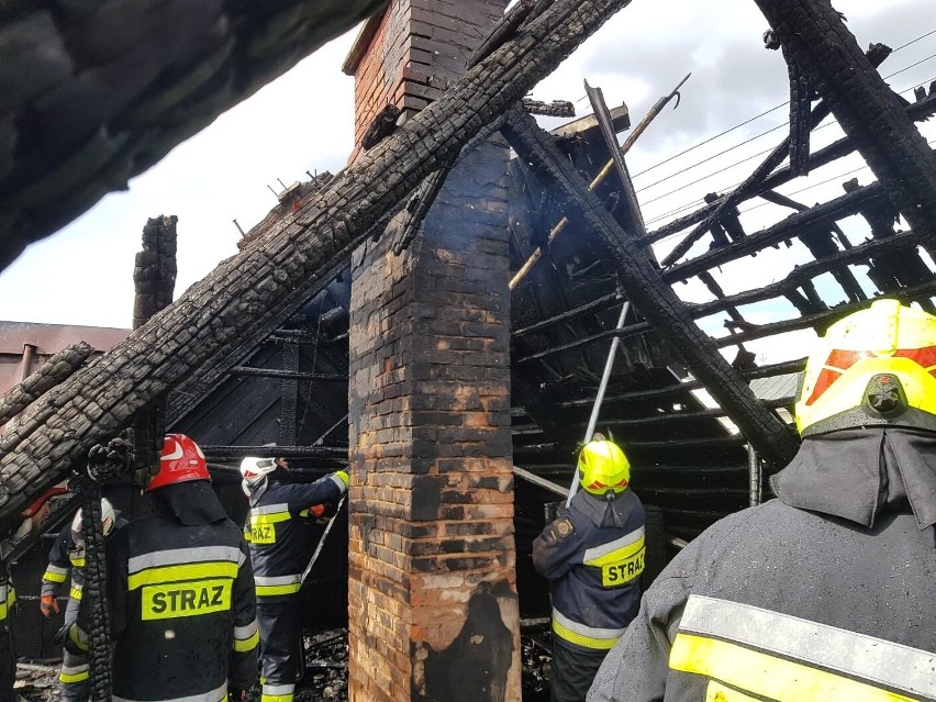 Augustów: Strażacy walczyli z pożarem domu jednorodzinnego na ulicy Rajgrodzkiej. Nie udało uratować się mieszkania (zdjęcia)