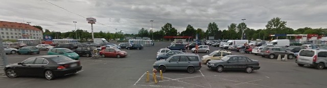 Widok na parking przy Tesco w Gorzowie, gdzie doszło do potrącenia dziewczynki.