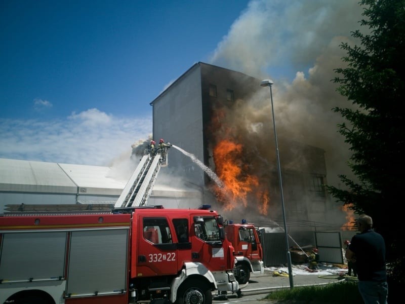 Trwa gaszenie pożaru w Koszalinie