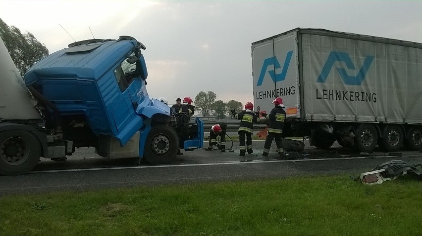 Karambol na A4. Zderzenie 4 tirów. Zginął kierowca (ZDJĘCIA)