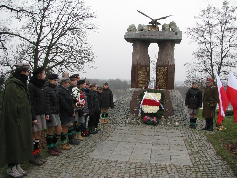 Spotkanie przy pomniku Żołnierzy Wyklętych zorganizował...