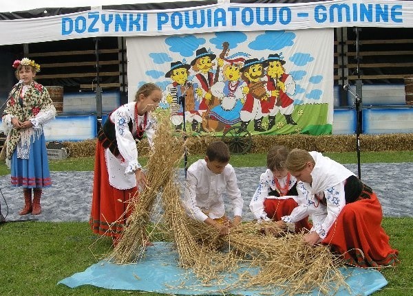 Żniwiarze, czyli zespół "witkowiacy" z Wdk  Witkowo w inscenizacji "już nie szumi złote  pole".