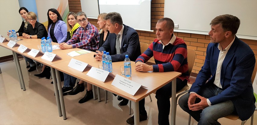 Uczestnicy konferencji inaugurującej akcję "Spotkajmy się w...