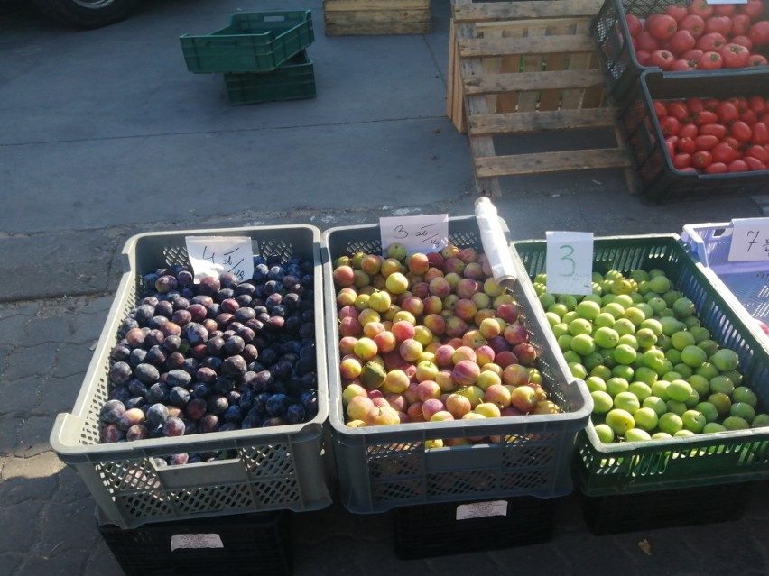 Mnóstwo pomidorów, wiśni, śliwek, malin i borówek na giełdzie w Sandomierzu. Jakie ceny owoców i warzyw? Sprawdź 