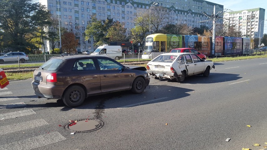 Wypadek na Zgierskiej w Łodzi. Dwie osoby ranne [ZDJĘCIA]