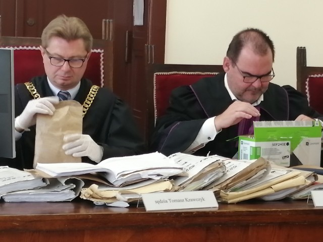 Sędziowie Tomasz Krawczyk (z lewej) i Krzysztof Szynk poszukują brakującego dowodu rzeczowego w przesyłce  z Sądu Rejonowego Łódź - Śródmieście.