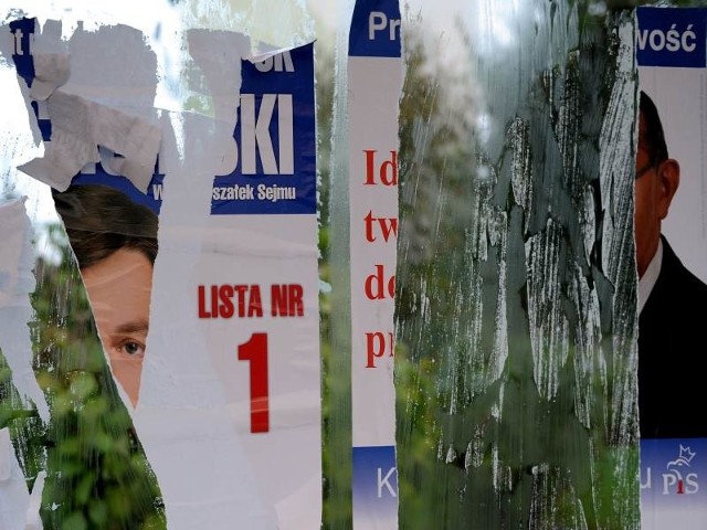 Resztki plakatów wyborczych na przystanku w Przemyślu.