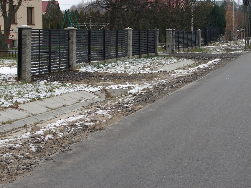 Mieszkańcy osiedla Budziwój czekają na nowe nawierzchnie ulic i przede wszystkim chodniki. Czy miasto zrealizuje te inwestycje? [ZDJĘCIA]