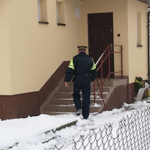 Strażnicy miejscy już zaczęli odwiedzać osoby, które nie odśnieżają chodników przed swoim domem.