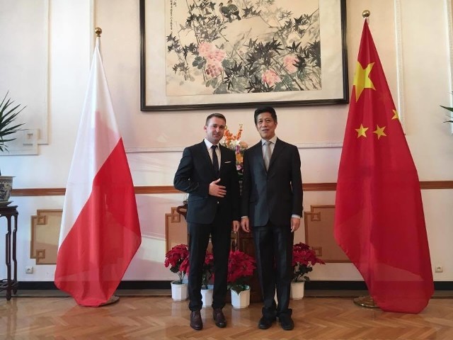 Świętokrzyski poseł z klubu Prawa i Sprawiedliwości Michał Cieslak oraz ambasador Chińskiej Republiki Ludowej w Polsce Xu Jian.