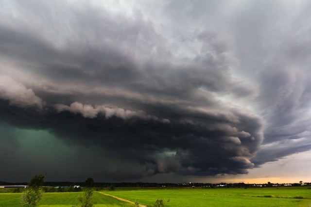 Instytut Meteorologii i Gospodarki Wodnej wydał w sobotę kolejne ostrzeżenie przed zbliżającymi się do naszego regionu burz, którym towarzyszyć mogą opady gradu.