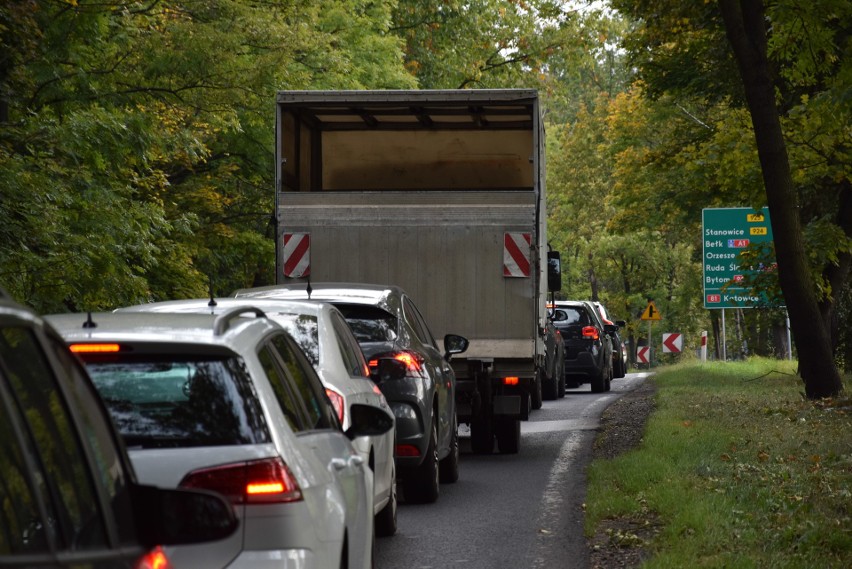 Megakorek na Mikołowskiej w Rybniku. Asfaltują dziurę w...