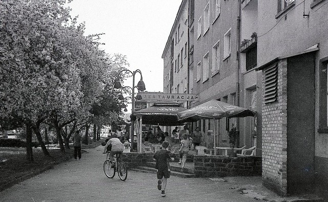 Jak wyglądał Koszalin w latach 90-tych? Oto kolejna porcja zdjęć, które przekazał nam Krzysztof Sokołów, znany koszaliński fotograf, który przez lata uwieczniał na kliszy aparatu życie mieszkańców całego regionu.