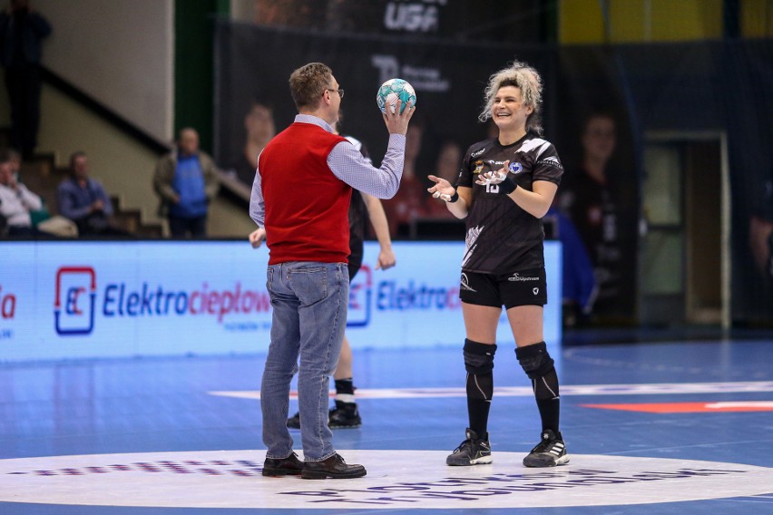 Handball JKS Jarosław (czarne stroje) przegrał w Piotrkowie.