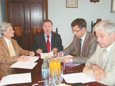 Od prawej: Stanisław Pietrzyk, Dariusz Marczewski, Mieczysław Bertek i rzecznik prasowy powiatu Ryszard Nasada Fot. Zbigniew Wojtiuk