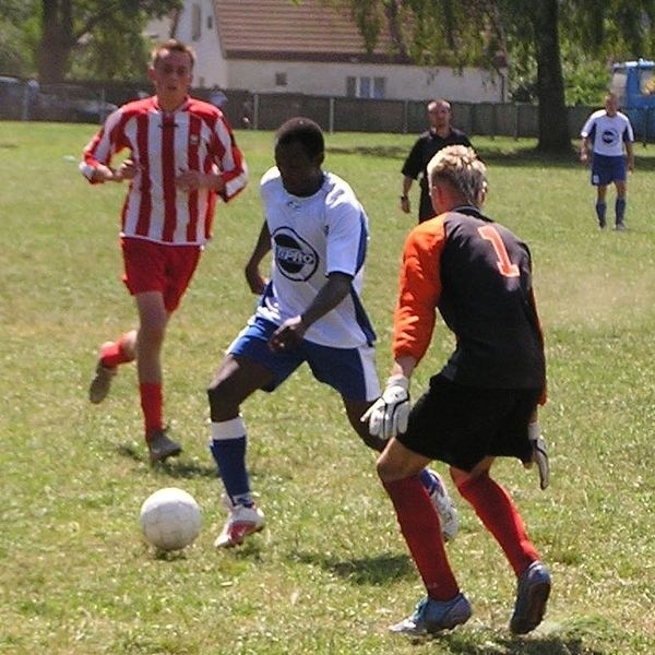 Gwardia Koszalin (białe stroje) pokonała Iskrę Dretyń 2:1.