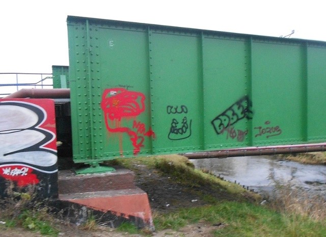 Graffiti na moście.