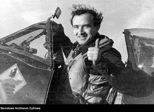 6 marca 1914 w Rudzie Pabianickiej urodził się kapitan pilot Henryk Pietrzak, as myśliwski II wojny światowej. Na zdjęciu pilot z Rudy w kabinie samolotu "Spitfire", po powrocie z lotu bojowego.