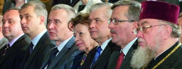 Obok metropolity abp. Sawy miejsca zajęli (od prawej) kandydat PO na prezydenta Bronisław Komorowski, senator Włodzimierz Cimoszewicz z żoną, poseł PO Robert Tyszkiewicz, kandydat SLD Grzegorz Napieralski i poseł Jarosław Matwiejuk