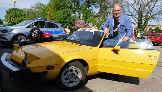 Prezes kazimierskiego Koła Automobilklubu Kieleckiego - Marek Krupa już po raz 16. prowadzi złocistym fiatem X1/9 Rajd Pojazdów Zabytkowych Szlakiem Republiki Partyzanckiej.