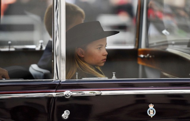 Księżniczka Charlotte i książę George wzięli udział w pogrzebie królowej Elżbiety II. 7-latka wykazała się znajomością królewskiego protokołu