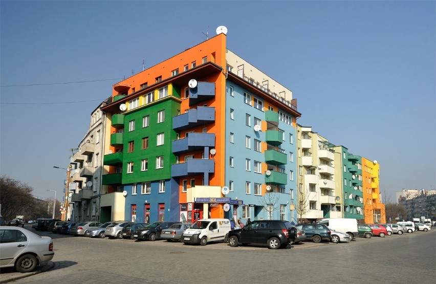 Kolorowe bloki według projektu Wojciecha Jarząbka, Pawła...
