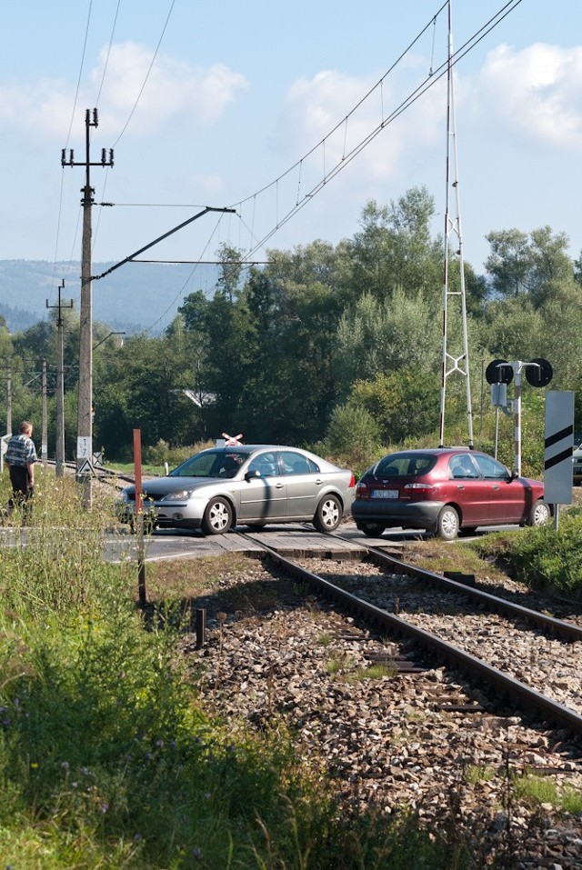W niedzielę na przejeździe kolejowym w Chabówce był duży ruch. Gdy w tym miejscu ruszą prace, auta tędy nie przejadą