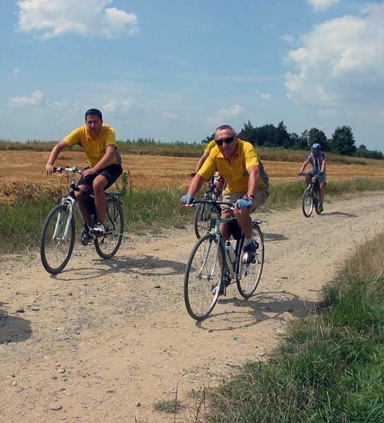 Szlakiem pulkownikaW sobote kolejny raz sprzed redakcji Nowin wyruszyla wycieczka rowerowa z cyklu &#8222;Wyprawy w nieznane&#8221;. Prawie 40 milośników dwóch kólek pokonalo 56 km. 
