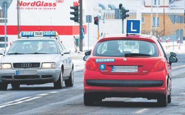 Egzamin na prawo jazdy najlepiej zdają najmłodsi....