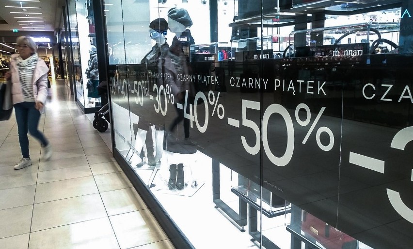 Klienci przed Black Friday. To znowu będzie totalna ściema? Rabaty śmiechu warte?