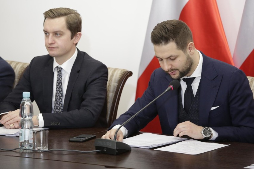 Sebastian Kaleta i Patryk Jaki w czasie posiedzenia komisji...