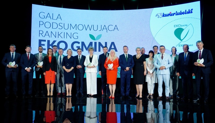 Wspólne zdjęcie wszystkich laureatów i wręczających nagrody