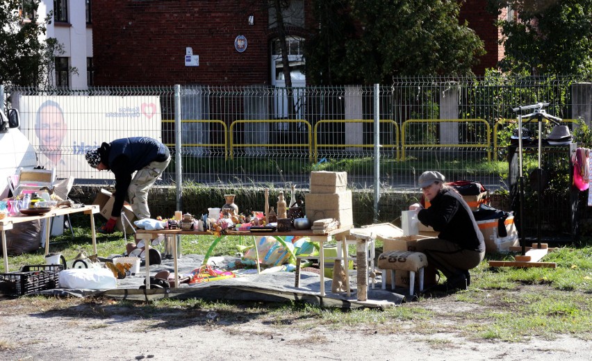 Słonecznie, ale wietrznie... Tak było na "Pchlim targu" na targowisku miejskim w Tarpnie