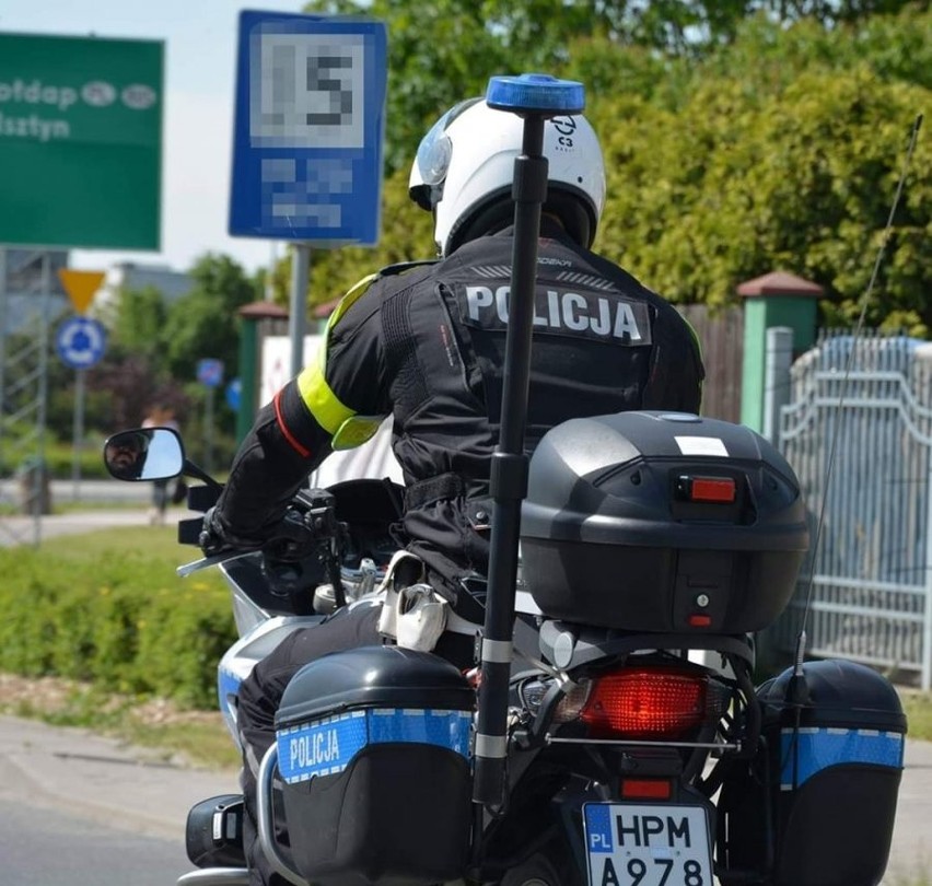 Sokołda. Pijany motorowerzysta uciekał przed patrolem. Po drodze zgubił puszkę piwa, a w organizmie miał 2 promile (zdjęcia)