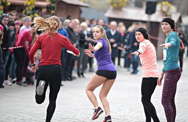 26.03.2018, Kraków: rywalizacja żeńskich sztafet na Rynku Głównym