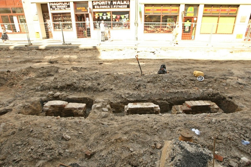 Wrocław: Na Krupniczej odkryto fundamenty starych kamienic. Teraz poszukają bramy (FOTO)