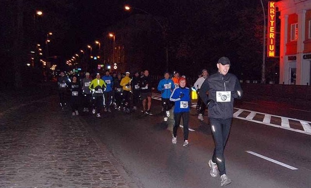 W sumie niemal osiemset osób stanie w nocy z soboty na niedzielę na starcie koszalińskiej Nocnej Ściemy. 