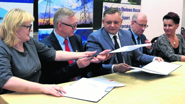 - To już 31. porozumienie, które zostało podpisane w Koszalinie z udziałem placówki oświatowej - mówił  prezydent Piotr Jedliński (w środku) 