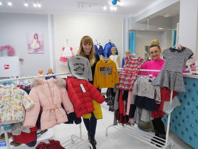- Kurteczki, płaszczyki, sukieneczki, sweterki, spodnie i bluzy z zimowych kolekcji można dostać już za połowę ceny - mówią Ewelina Kisiel i Magdalena Szlufik, współwłaścicielki sklepu Baby Lux w Kielcach.   